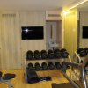 Salle de gym - lambris et murs en miroirs - Architecte KGV