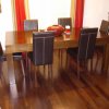 Table de cuisine sur parquet Wengué